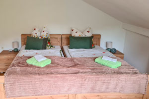 Schlafzimmer mit teilbarem Doppelbett