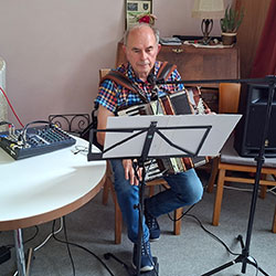 Livemusik mit Herrn Helmer