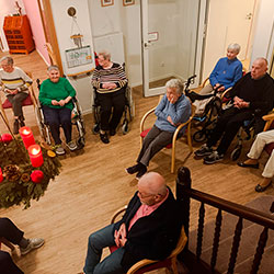 Bewohnerinnen und Bewohner lauschen den Klängen des Hatzfelder Chores