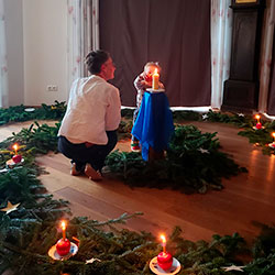 Kind zündet Kerze an